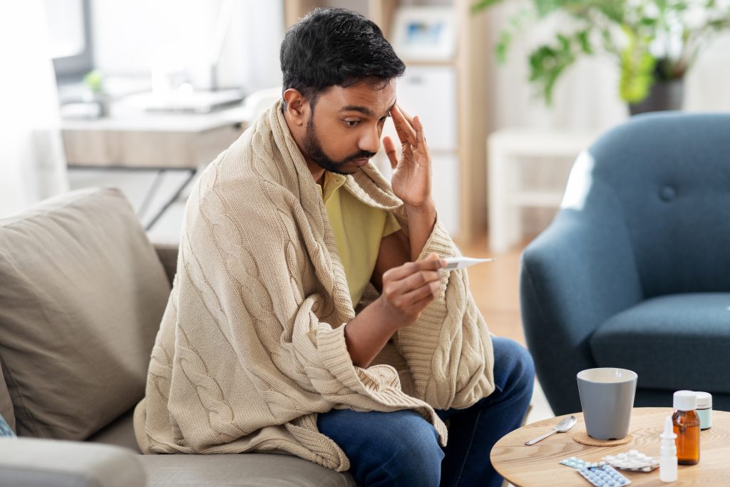 בחור בשוק מול המדחום