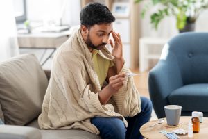 בחור בשוק מול המדחום